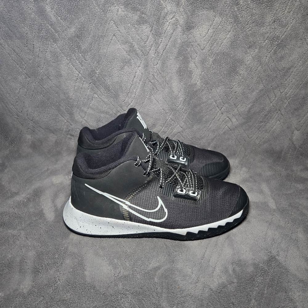 Nike Kyrie Flytrap 4 Athletic Shoes Youth Size 7Y Basketball Sneakers Black.